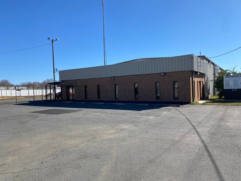 More Photos Of 10256 Industrial Dr, Pineville Warehouse For Lease
