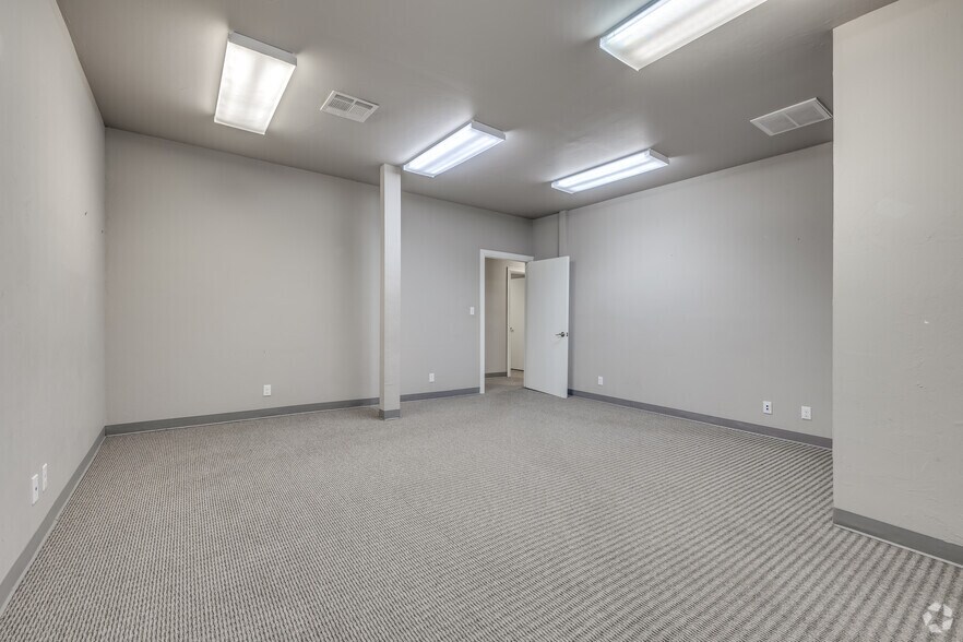More Photos Of 12133 S Yukon Ave, Glenpool Office For Sale
