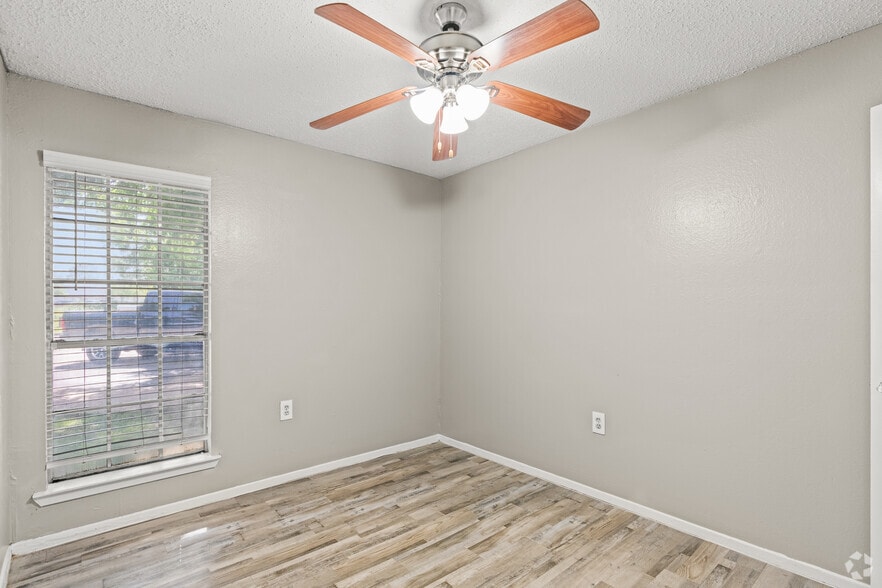 More Photos Of 711 Grand Ct, Arlington Apartments For Sale