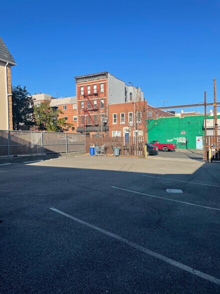 More Photos Of 2910 20th Ave, Astoria Warehouse For Lease