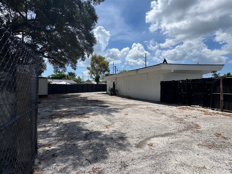More Photos Of 1605 NW 95th St, Miami Freestanding For Sale