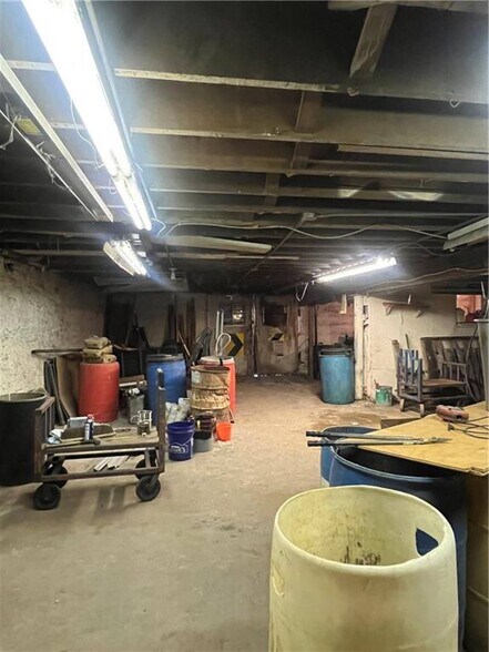 More Photos Of 1621 N 25th St, Kansas City Light Manufacturing For Sale