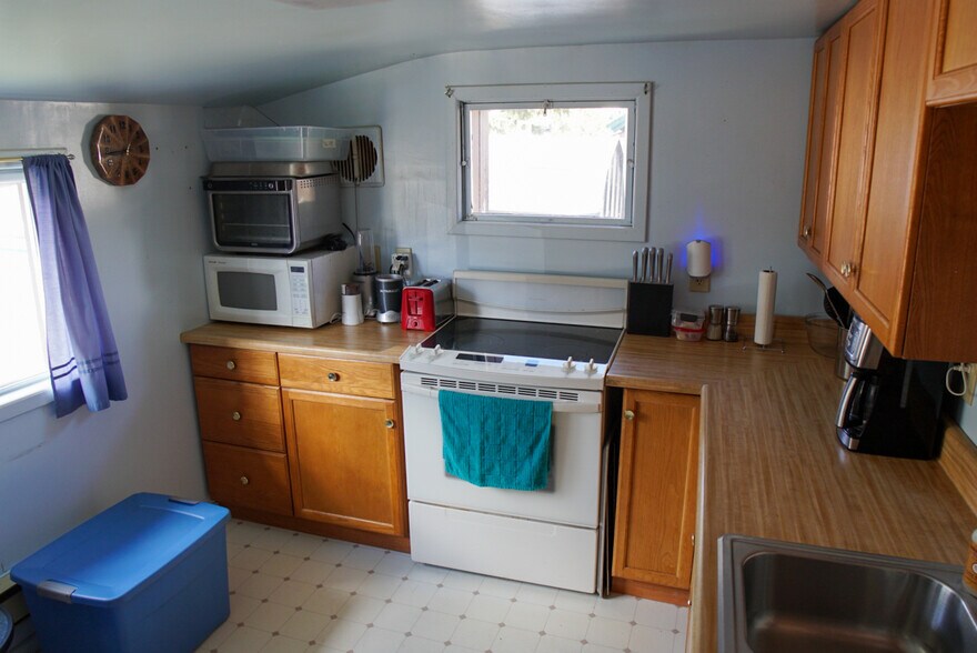 More Photos Of 20 Forest Rd S, Martinsdale Hotel For Sale