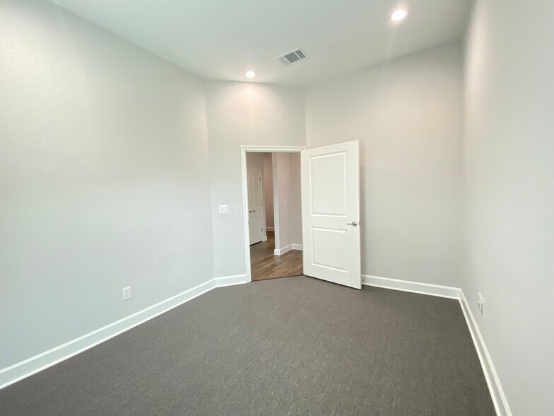 More Photos Of 1640 Highland Falls Dr, Leander Medical For Sale