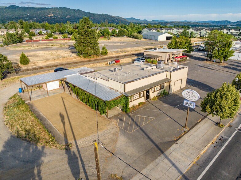 More Photos Of 211 Front St, Central Point General Retail For Sale