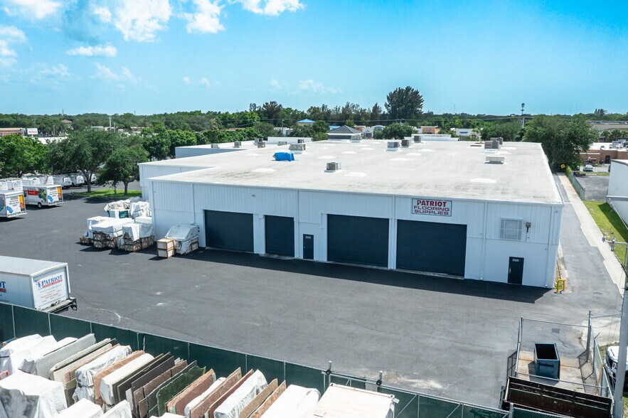 More Photos Of 2585-2605 SE Federal Hwy, Stuart Freestanding For Sale
