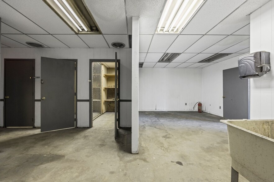 More Photos Of 1901 Old Butler Rd, New Castle Warehouse For Sale