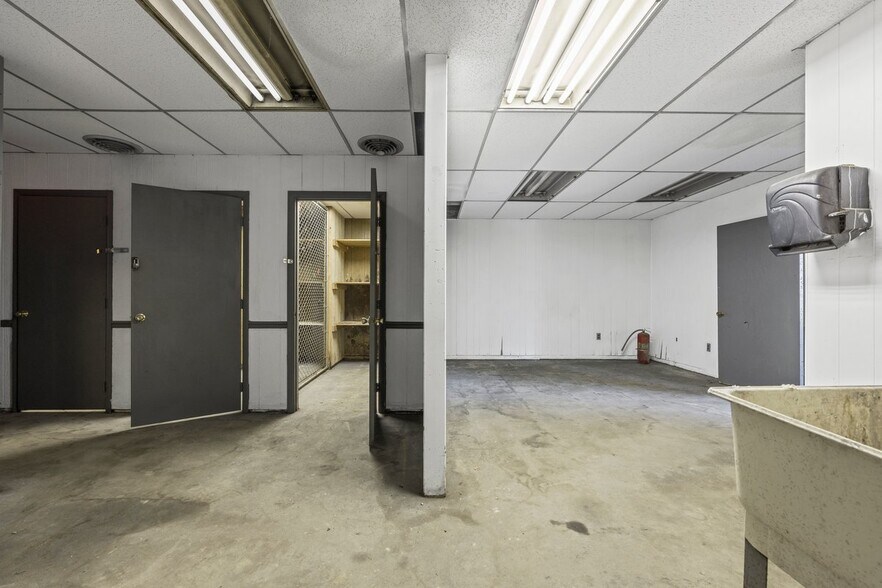 More Photos Of 1901 Old Butler Rd, New Castle Warehouse For Sale