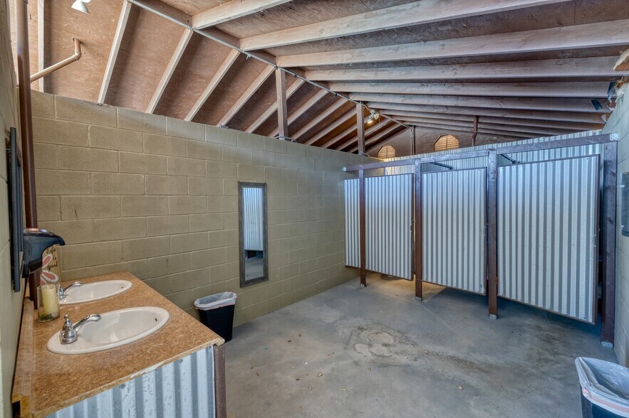 More Photos Of 49 Encino Dr, Concan Convenience Store For Sale