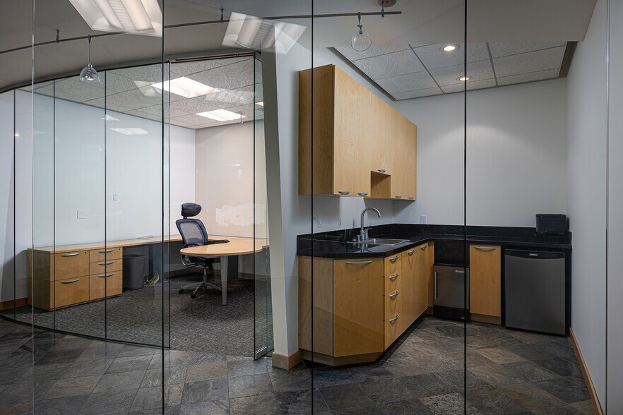 More Photos Of 7390 Creek Rd, Sandy Office For Lease