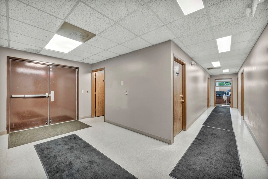 More Photos Of 215 W Bridge St, Elyria General Retail For Sale