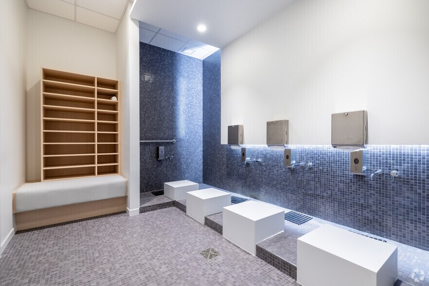 More Photos Of 8275 Rte Transcanadienne, Saint-Laurent Unknown For Lease