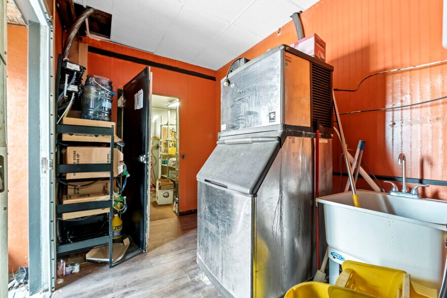 More Photos Of 770 E Franklin St, Huntington Restaurant For Sale