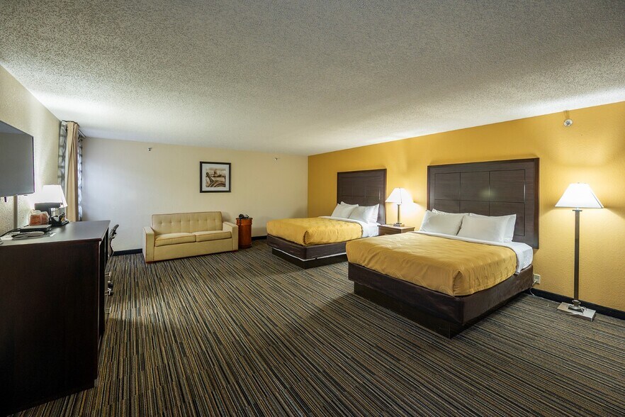 More Photos Of 2200 S Court St, Grayville Hotel For Sale