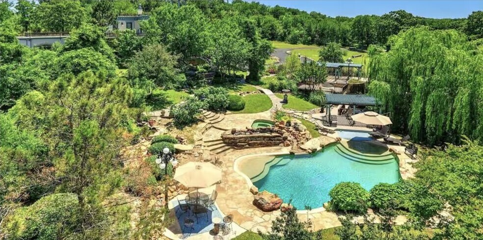 More Photos Of 310 Ball Park Loop, Denison Hospitality For Sale