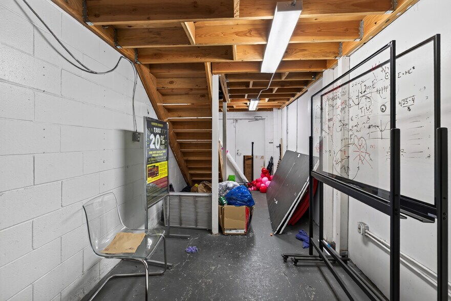 More Photos Of 11105 Weddington St, North Hollywood Service For Lease