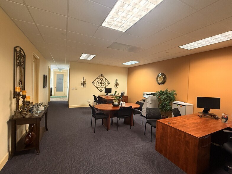 More Photos Of 411-421 E Betteravia Rd, Santa Maria Office Residential For Lease