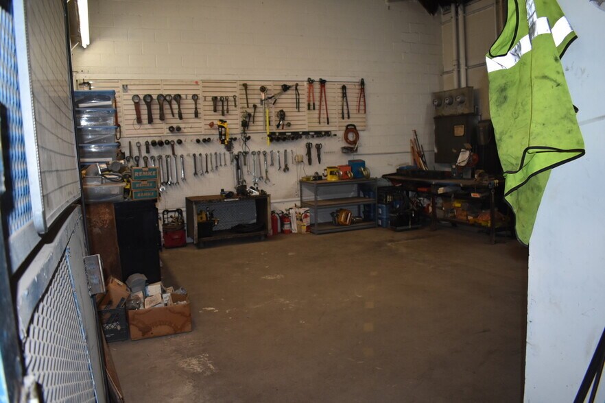 More Photos Of 1005-1023 Us-85 Hwy, Brighton Warehouse For Lease