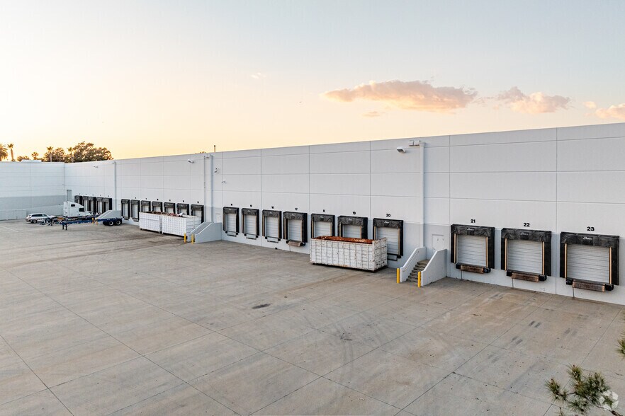 More Photos Of 11130-11290 Bloomfield Ave, Santa Fe Springs Distribution For Lease