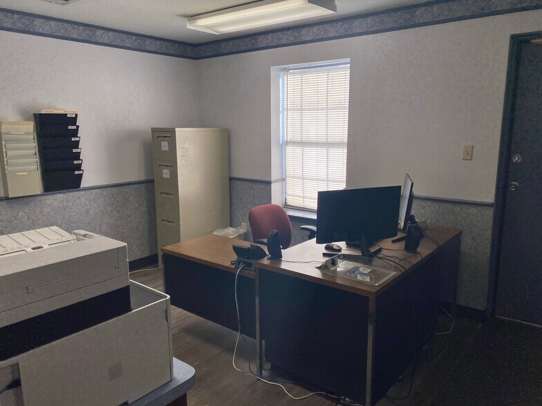 More Photos Of 104 N Arthur St, McGregor Warehouse For Lease