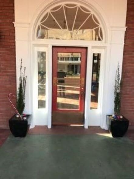 More Photos Of 330 E Main St, Nacogdoches Flex For Sale