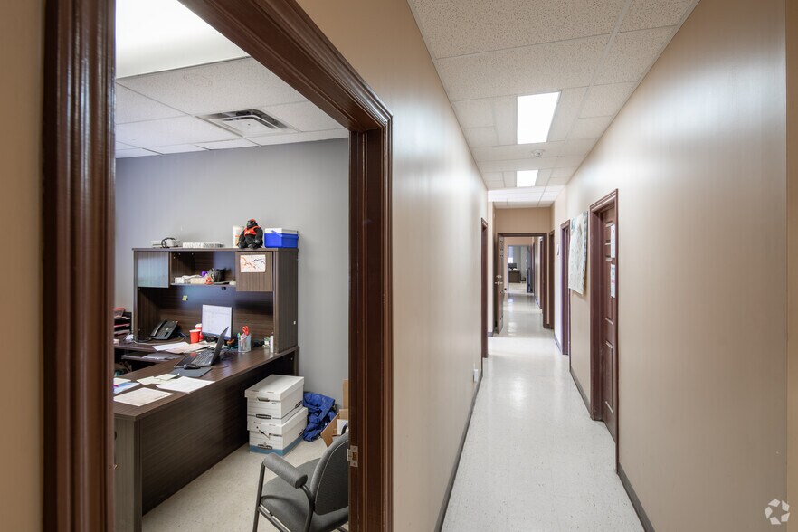 More Photos Of 921 Keyes Dr, Woodstock Warehouse For Lease