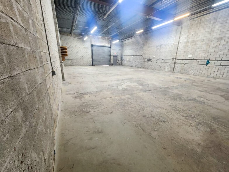 More Photos Of 3520 Consumer St, West Palm Beach Warehouse For Lease