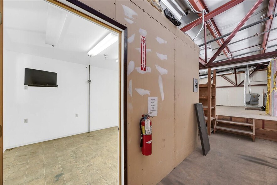 More Photos Of 20833 Mechanical Dr, Sonora Warehouse For Sale