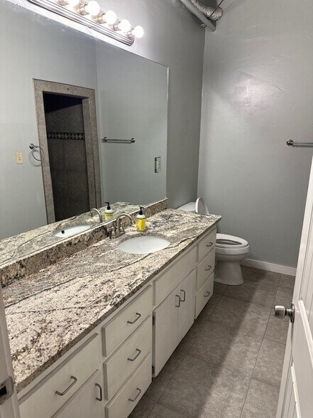 More Photos Of 6355 Boucher Dr, Edmond Showroom For Lease