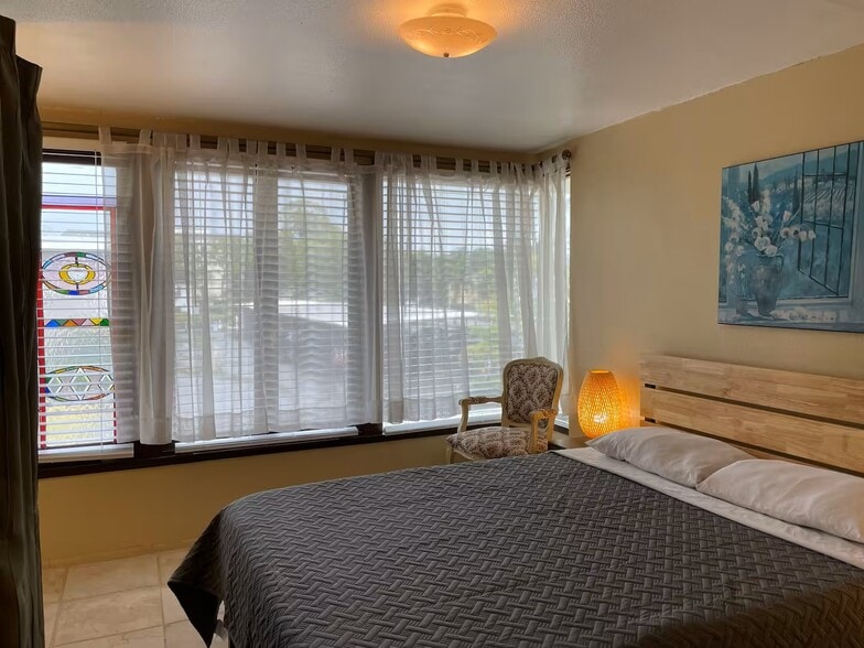 More Photos Of 1064 Broadway, Dunedin Hotel For Sale