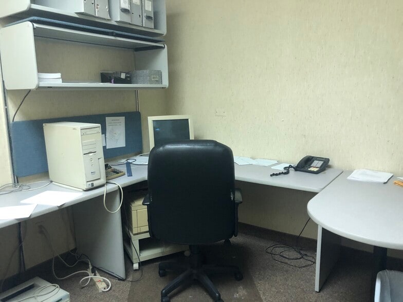 More Photos Of 18735 Ecorse Rd, Allen Park Office For Lease