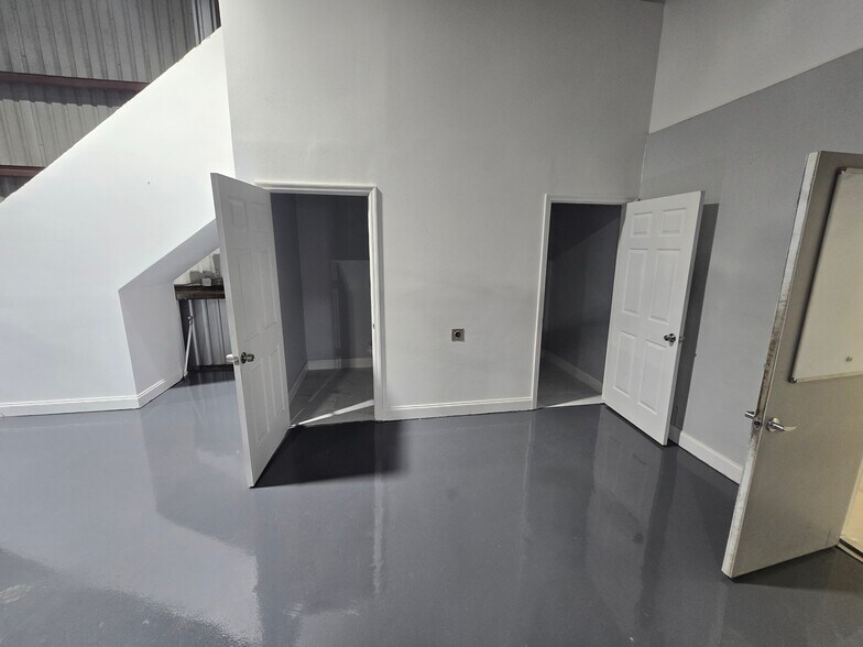 More Photos Of 638 Hewett Dr, Orlando Industrial For Sale