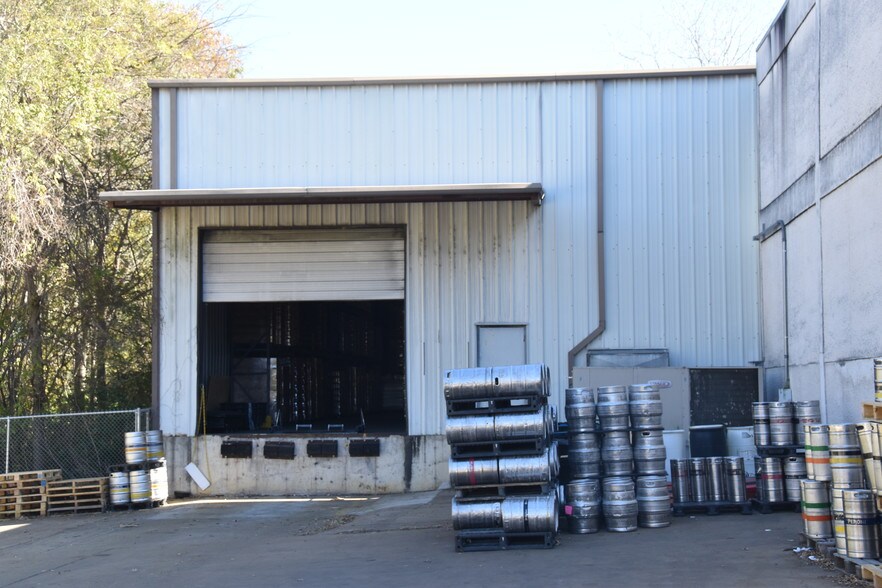 More Photos Of 100 N Church St, Palestine Distribution For Lease