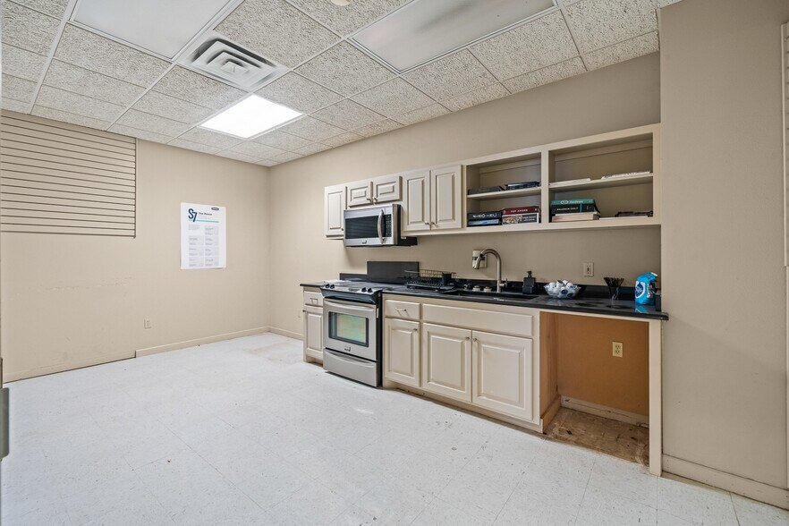 More Photos Of 7705 Quaker Ave, Lubbock Freestanding For Lease