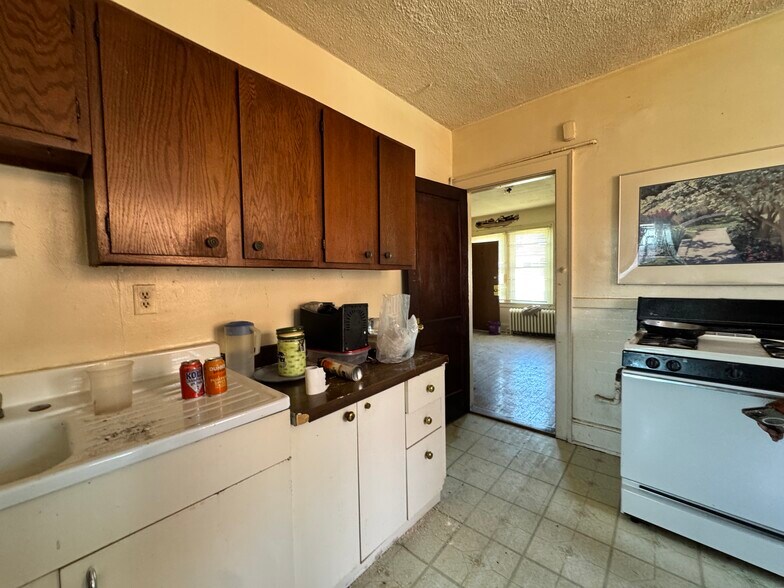 More Photos Of 102 Rowe Ave, Hartford Apartments For Sale