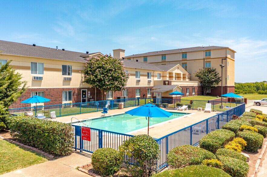 More Photos Of 404 N I-35 E, Red Oak Hotel For Sale
