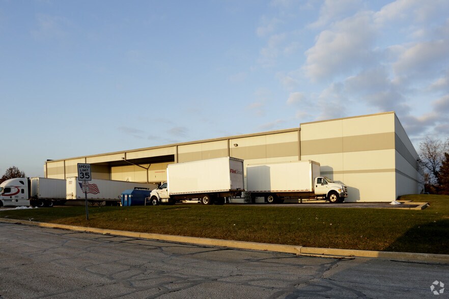 More Photos Of 1227-1229 Lakeside Dr, Romeoville Warehouse For Lease