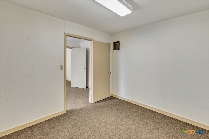 More Photos Of 306 N Wells St, Edna Office For Sale