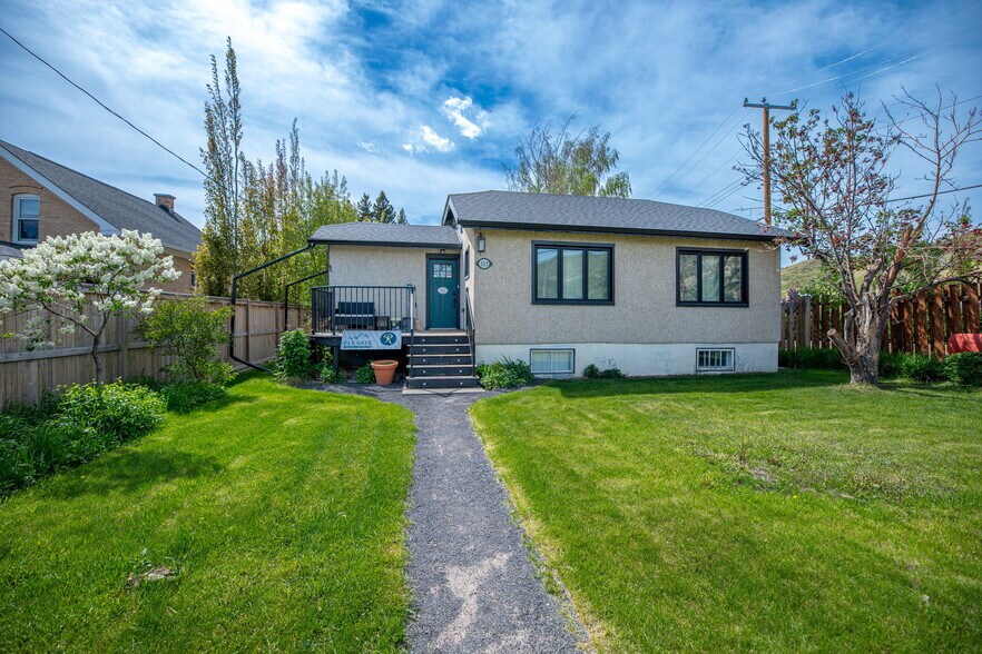 More Photos Of 313 Ross Av, Cochrane Medical For Sale