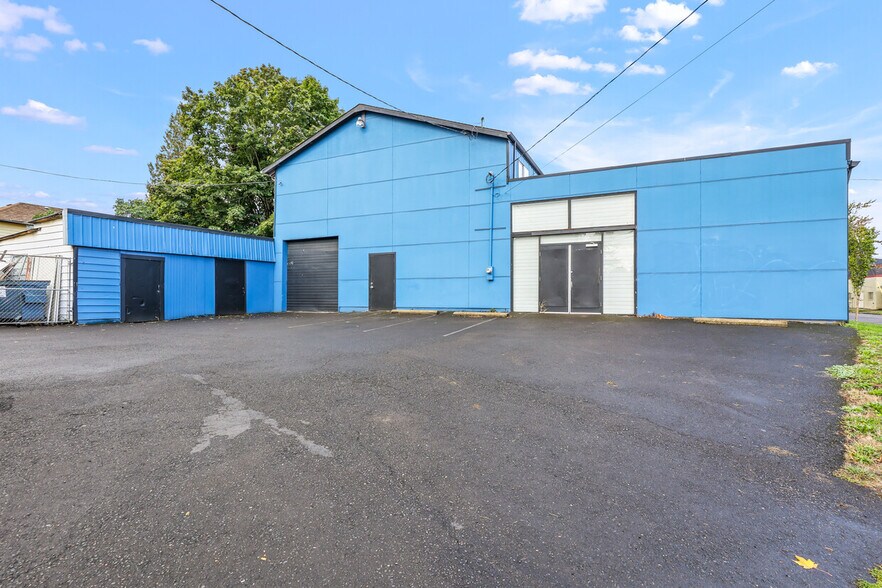 More Photos Of 5816 SE Foster Rd, Portland Flex For Lease