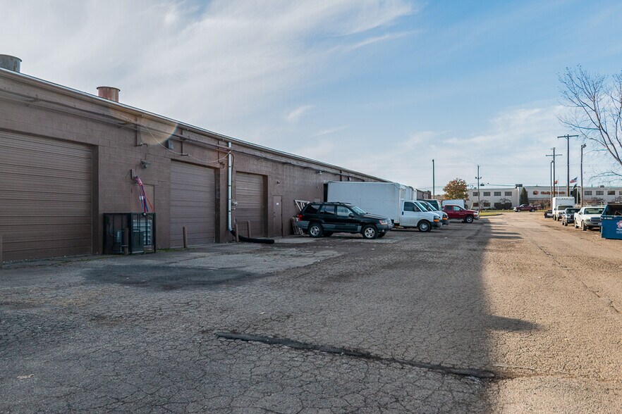 More Photos Of 1520 Harmon Ave, Columbus Warehouse For Lease
