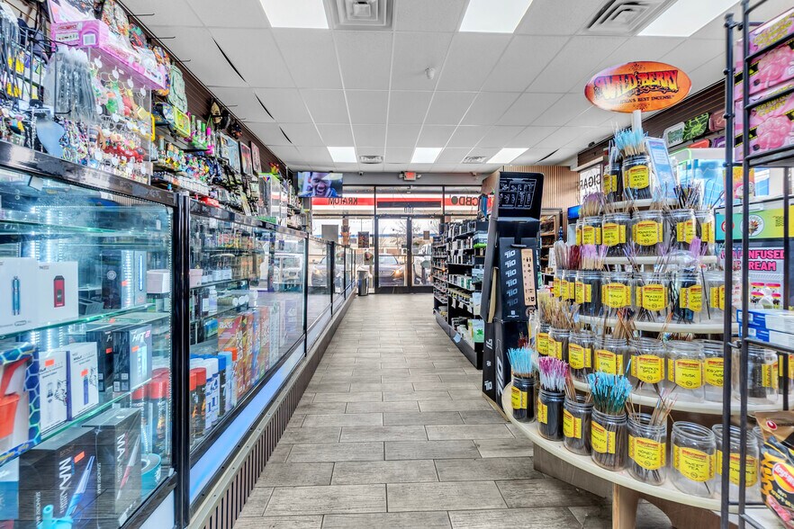 More Photos Of 7641 Hacks Cross Rd, Olive Branch Service Station For Sale