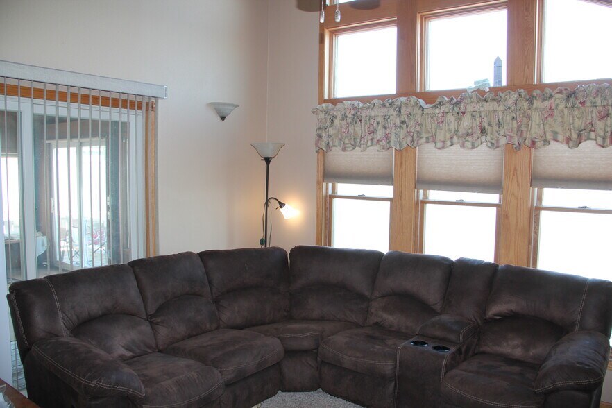 More Photos Of 115 N River St, Chamberlain Hotel For Sale