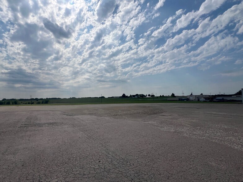 More Photos Of 317 Meyers Dr, Sherman Unknown For Lease