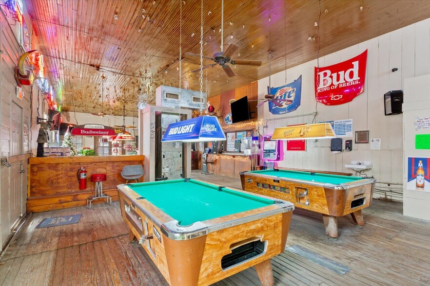 More Photos Of 121 E Oak St, West Sports And Entertainment For Sale