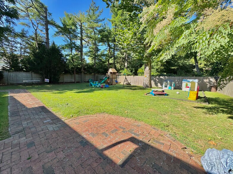 More Photos Of 329 Deer Park Rd, Dix Hills General Retail For Sale