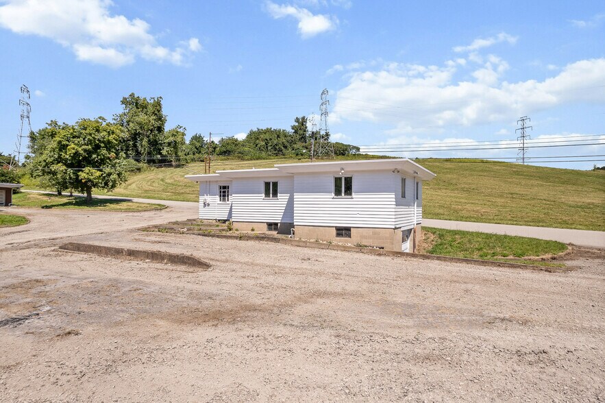 Primary Photo Of 810 Carlton Dr, Bentleyville Office For Lease