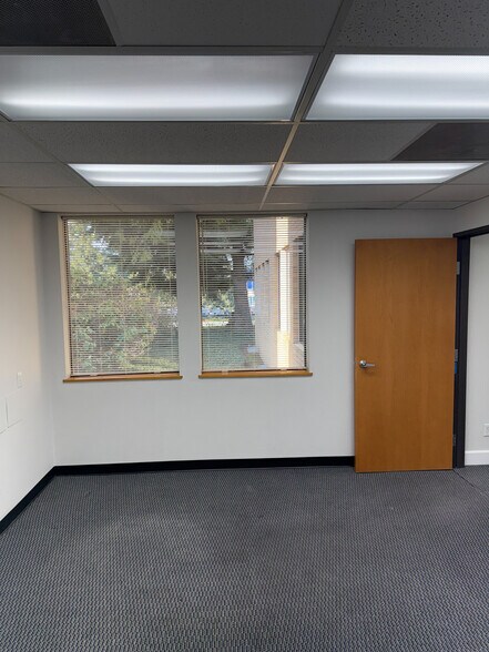 More Photos Of 7831 SE Lake Rd, Portland Office For Lease