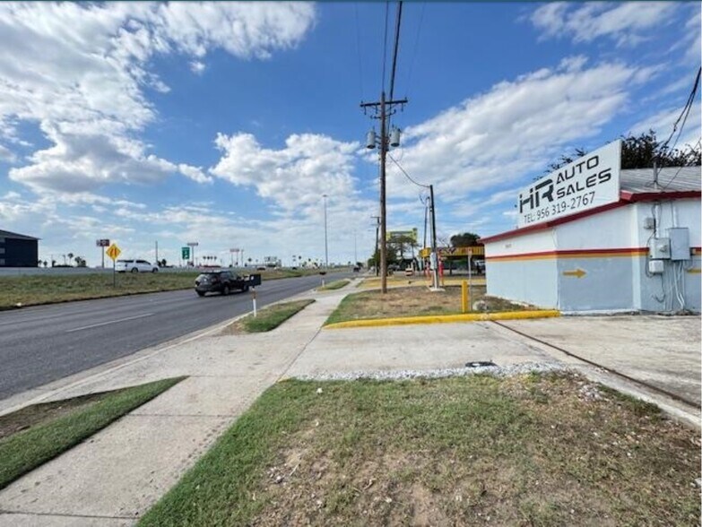 More Photos Of 3017 San Dario Ave, Laredo Auto Dealership For Lease