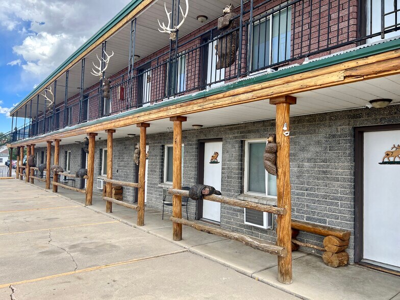 More Photos Of 501 S 6th St, Thermopolis Hotel For Sale